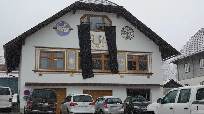 Am Haus, das sich die Trachtenmusikkapelle und die Bergrettung teilten, wehte die schwarze Fahne