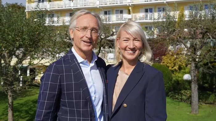 Hubert und Verena Koller vor ihrem Hotel