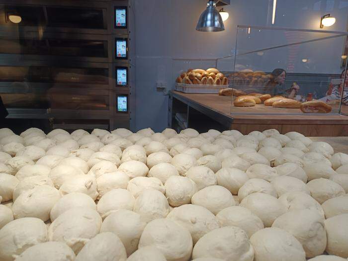 Im hinteren Teil des Lokals wurde eine Bäckerei eingerichtet, der Weizenteig wird mit Sauerteig angesetzt und darf zwei Tage reifen, bevor er in reiner Handarbeit zum charakteristischen Brot geformt und gebacken wird.