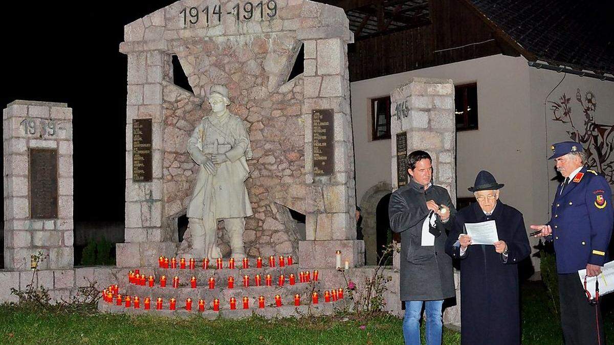 Wilhelm Millonig bei seiner Gedenkrede, links im Bild Bürgermeister Ronny Rull