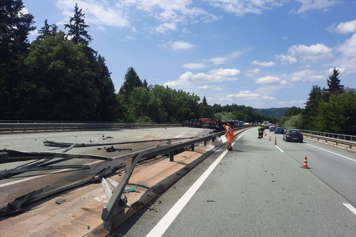 Blick von Sinabelkirchen kommend Richtung Gleisdorf Süd: An dieser Stelle durchbrach der Lkw nach dem Reifenplatzer die Mittelleitschiene und rutsche auf der gegenüberliegenden Fahrspur weiter.
