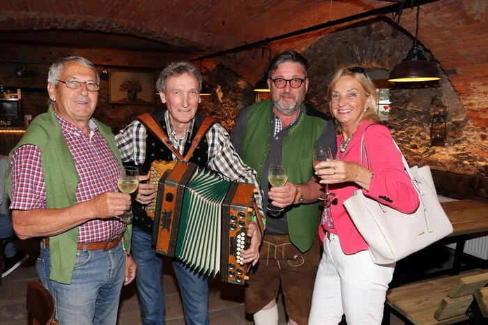 Valentin "VOLTE" Stubinger,sen.  kam mit seiner Schwester Luise Valentinitsch und Andreas "Andi" Ogris "Zum Dorfheurigenwirt" Joannes Planer nach Steindorf.