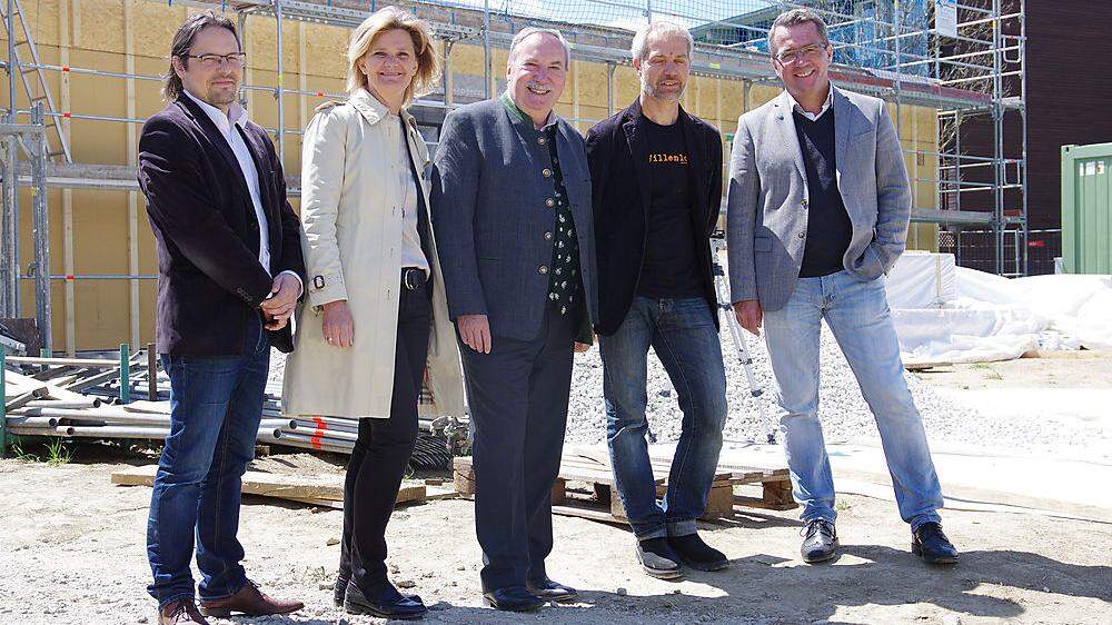 Stadtbaudir. Robert Pichler, Vizebgm. Susanne Kaltenegger, Bgm. Straßegger, Architekt Schemmel, Stadtrat Peter Koch (v. l.)
