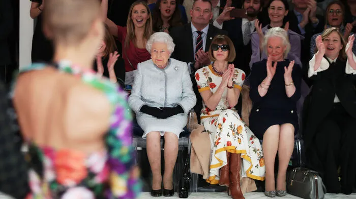 Eine Premiere durfte die britische Queen Elizabeth II am Dienstag in London feiern. Sie nahm zum ersten Mal an der Londoner Fashion Week teil.