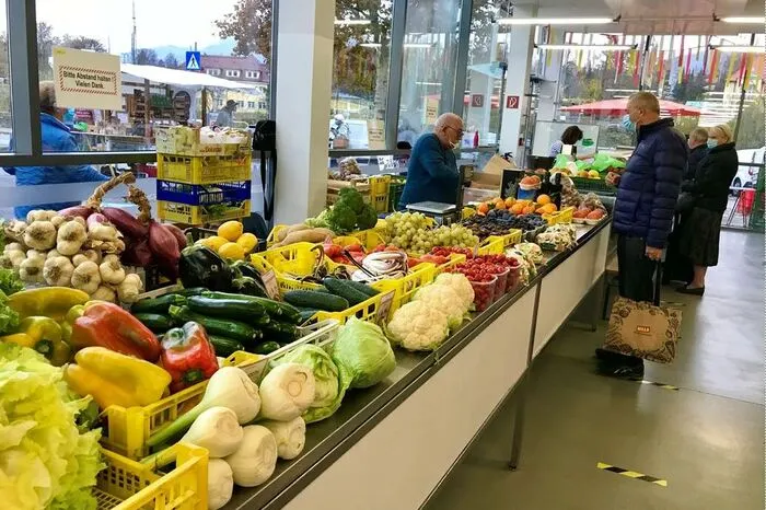 Gemüse, Obst, selbstgemachte Getränke, Brot, Fleisch, Wurst, Käse und viele andere Köstlichkeiten werden am Wochenmarkt jeweils mittwochs und samstags angeboten