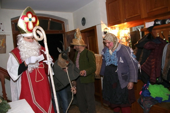 Erst dann begehrte der hl. Nikolaus in Begleitung zweier Engel um Einlass und beschenkte die Kinder.