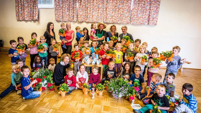 Die Schirmherrin der Blumenolympiade und Landeshauptmann-Stellvertreterin Gaby Schaunig besuchte mit Bernhard Wastl, Obmann der Kärntner Gärtner, den Pfarrkindergarten Annabichl