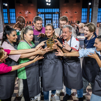 Wer gewinnt beim „Promibacken“ den Goldenen Cup-Cake? Am Anfang waren es zehn Teilnehmerinnen und Teilnehmer, mittlerweile hat sich das Feld ausgedünnt