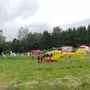Der Rettungshubschrauber ist vor Ort. Die Einsatzkräfte suchen nach den Vermissten. 