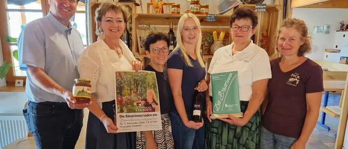 Bürgermeister Anton Edler, Magdalena Siegl (Geschäftsführerin der Bäuerinnenorganisation), Gudrun Gangl (Gemeindebäuerin-Stv. Straden), Stradens Gemeindebäuerin Simone Weber-Lindner, Bezirksbäuerin Maria Matzhold und Michaela Pock (Gemeindebäuerin-Stv. Straden)