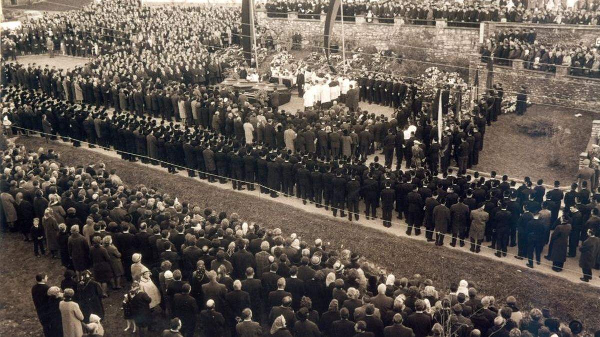 Abschied von vier der fünf verunglückten Bergleute am 6. November 1967 in St. Marein 