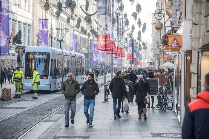 Während es um 10 Uhr zwischen Hauptplatz und Eisernem Tor noch geruhsam zuging, füllten sich später die Gassen und Plätze in der Grazer Altstadt.