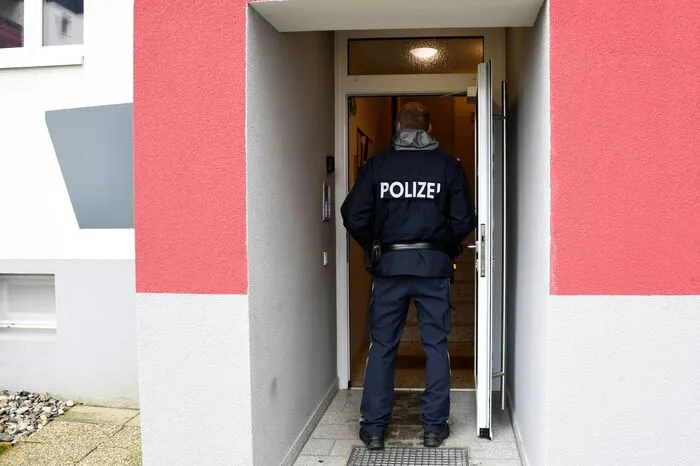 Der Zustand des Opfers wurde am Vormittag als stabil bezeichnet. Noch gesucht wurde vorerst nach der Tatwaffe. Der Mann hatte sich ihrer auf seiner vorübergehenden Flucht entledigt, so Baumschlager. Am Tatort nahmen indes Beamte des Landeskriminalamtes ihre Erhebungen auf. Ermittelt wird laut Staatsanwaltschaft St. Pölten wegen Verdachts des versuchten Mordes sowie Brandstiftung.