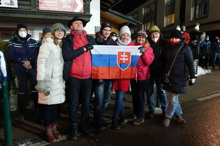 Adam Lenka (mit Fahne) reiste mit seiner Familie aus dem Urlaub in St. Johann an, um Petra Vlhova die Daumen zu drücken