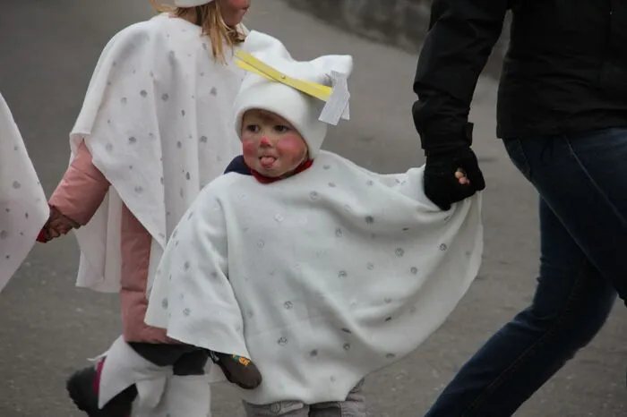 Diese herzige  Schneeflocke stürzte sich sicherheitshalber an der Hand der Mama ins Schladminger Faschingstreiben