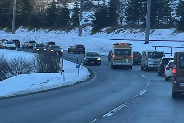 Einsatzfahrzeuge müssen am Stau vorbeischlängeln