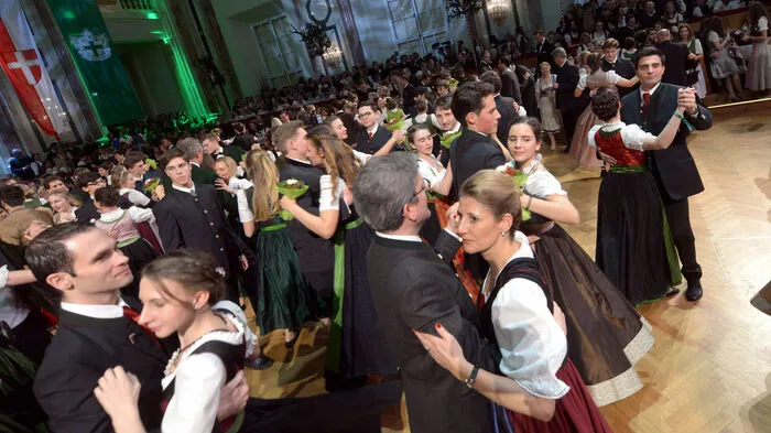 In prächtiger Tracht wurde Montagabend beim "Ball vom Grünen Kreuz", vulgo Jägerball, in der Wiener Hofburg getanzt.