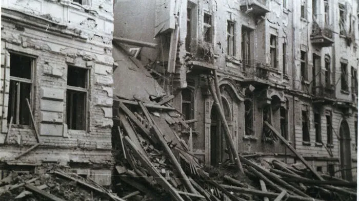 Alte Ansicht von der Mandellstraße, die im Zweiten Weltkrieg auch nicht von Bombenschäden verschont geblieben ist.