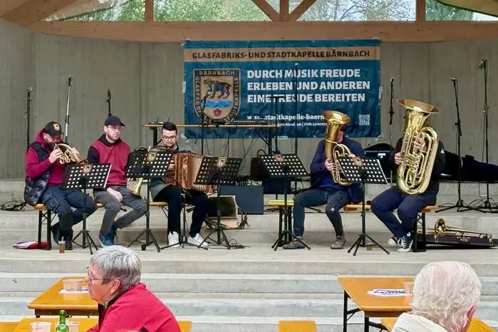 Der Reinerlös der Veranstaltung kommt einem wohltätigen Zweck zugute. Kapellmeister Zan Vranetich und Obmann Florian Fauland von der Stadtkapelle bedankten sich herzlich bei allen Mitwirkenden, Helferinnen und Helfern sowie bei den zahlreichen Gästen, die durch ihre Unterstützung zum Erfolg des Abends beigetragen haben.