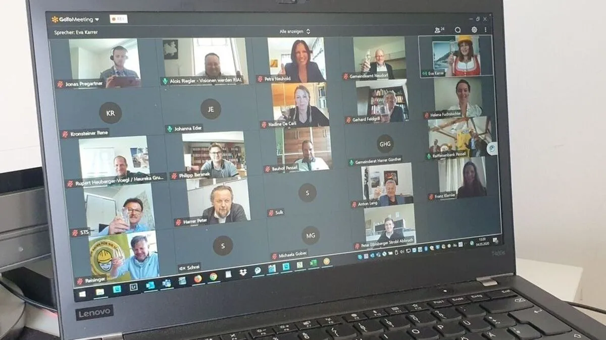 Beim "Spatenstich" ohne Spaten wurde über die Webcam mit Sekt angestoßen