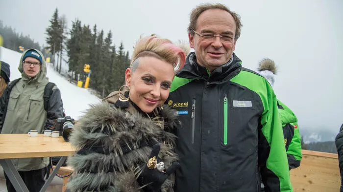 "Wir geben heut so richtig Gas", versprach Alpenpunkerin Hannah auf der Schafalm auf 1.900 Metern Seehöhe - im Bild mit Planaibahnen-Chef Georg Bliem.