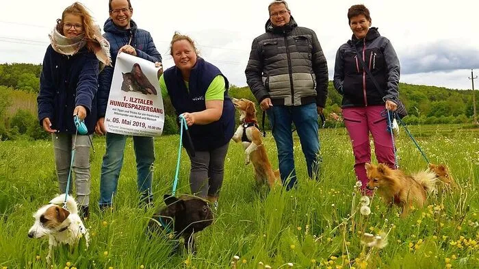 Cornelia Albrecht (Mitte) setzt auf Information für Hundebesitzer.