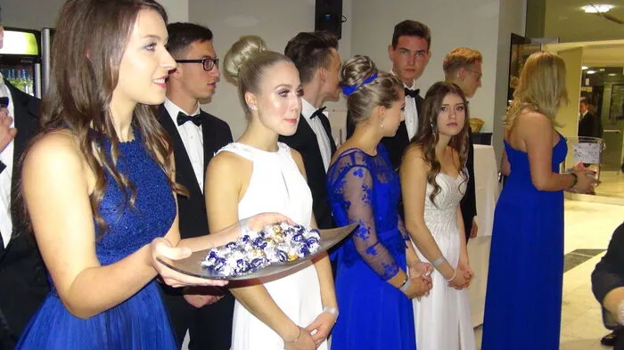 Zum krönenden Abschluss der Schullaufbahn in der größten AHS der Steiermark tanzten 19 Paare in eine glamouröse Krönungsnacht. Klicken Sie sich durch!