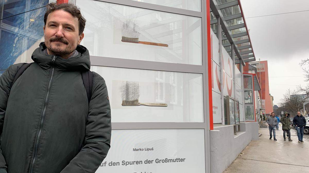 Der Künstler vor seiner Fotografie in Klagenfurt