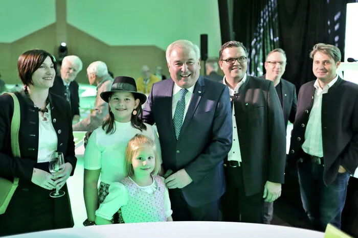 Landeshauptmann Hermann Schützenhöfer begrüßte die Parteimitglieder und Funktionäre in de Schutzengelhalle in Heimschuh.