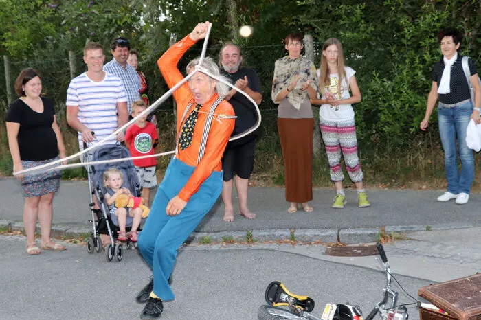 Auch ein reich­haltiges Rahmenprogramm mit Stra­ßen­­­­kunst ist zu sehen!