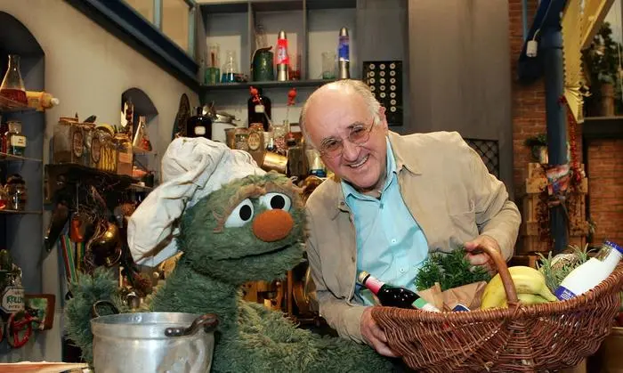 TV-Moderator Alfred Biolek posiert 2005, mit Sesamstrassen-Figur Rumpel nach einer Aufzeichnung einer neuen Folge der Sesamstrasse im Studio Hamburg