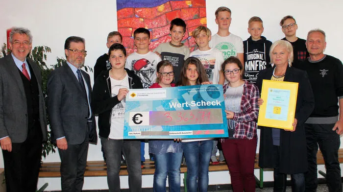 Scherer, Bürgermeister Huber, Organisatorin Reiter, Direktor Tomes und die Schüler bei der Scheckübergabe