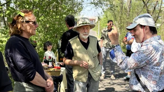 Auf Einladung von Günther Pedrotti, dem Initiator der Wasserbiennale Fürstenfeld und den beiden „raumarbeiterinnen“ Kerstin Reyer mit Sophie Netzer wurde der „konzeptuelle Rohbau“ der nunmehr 9. Wasserbiennale bei der Mariainsel Fürstenfeld vorgestellt. Zu den Hauptprojekten 2026 zählt das interdisziplinäre Kunstprojekt „Die Schlacht - Geschichte am Prüfstand“ von Joseph Fitzgerald mit einer Plakatwand vor der Bezirkshauptmannschaft Mitte Juli. 