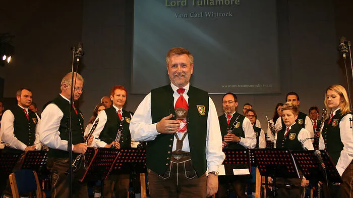 Kapellmeister Johann Kirbisser leitet die Formation