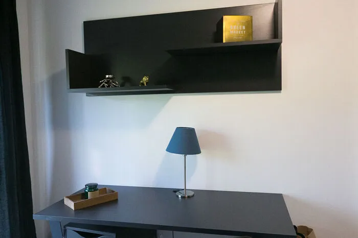 Jedes der voll möblierten Zimmer hat einen Balkon bzw. ebenerdig eine Verbindung ins Freie.