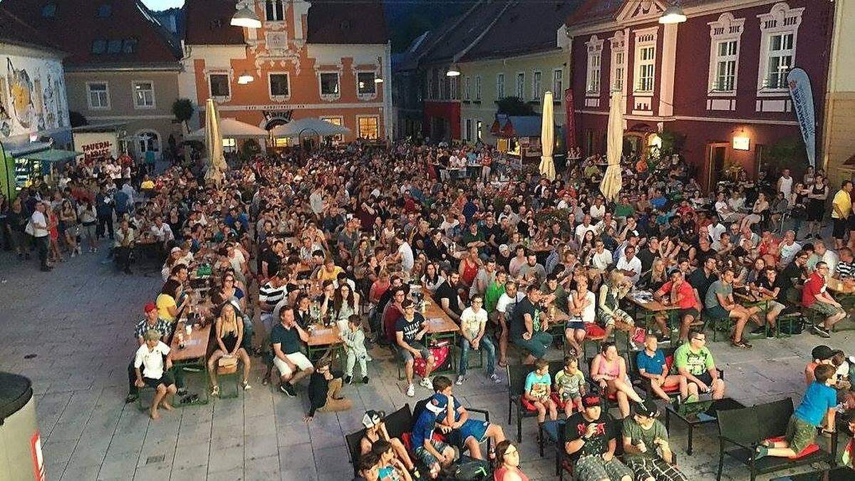 Der Kapfenberger Hauptplatz war am Finalabend sehr gut gefüllt, daran änderte auch die Verlängerung nichts