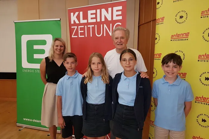 Im Rahmen des großen Storytelling Festivals besucht Folke Tegetthoff auch Schulen und widmet sich dem Zuhören. Seine „Schule des Zuhörens“ ist ein Erzählvortrag, der vermittelt, wie wichtig das Zuhören ist - was in unserer hektischen Zeit immer mehr in den Hintergrund rückt. Eindrucksvoll machte Tegetthoff das 45 Schülerinnen und Schülern der 1. und 2. Klasse des Privatgymnasiums Bad Gleichenberg deutlich. „Zuhören ist harte Arbeit. Es bedeutet, einander Zeit, Achtung und Respekt zu schenken.“ Was Tegetthoff anhand moderner Kommunikationsmittel veranschaulichte. Wer ein Foto auf Instagram poste, eine Nachricht per WhatsApp schicke, wolle damit etwas erreichen: eine Reaktion, ein Like, einen Smiley. „Es gibt nichts Wichtigeres für uns Menschen, als jemanden, der einem zuhört“, so Tegetthoffs Credo. Folke Tegetthoff mit Schülerinnen und Schülern des Privatgymnasiums Bad Gleichenberg und Lehrerin Kerstin Lamprecht