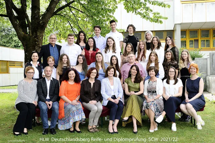 5CW Klasse mit Klassenvorstand Elisabeth Posch-Gartler: Ausgezeichneter Erfolg: Amelie Bund, Laura Moser, Anja Schantl, Viktoria Stiendl und Kathrin Strohmaier. Guter Erfolg: Nicole Kornberger und Mara Lill.