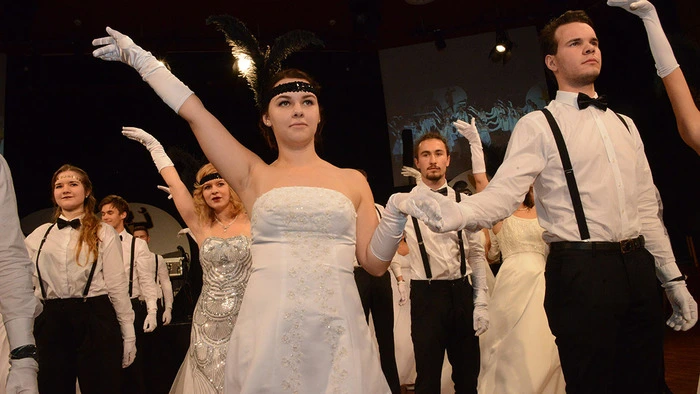 Glänzende Balleröffnung mit einer Polonaise ganz im Stil der 1922 Jahre