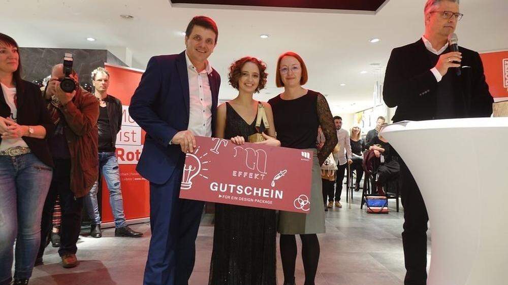 Laura-Marie Knauhs (Mitte) gewann den Fürstenfelder Fashion Award 