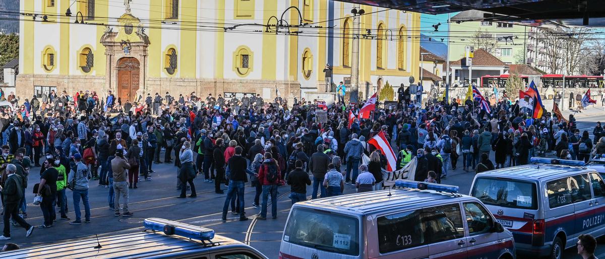 Hunderte Personen nahmen im Februar 2021 an einer  Corona-Demo in Innsbruck teil.