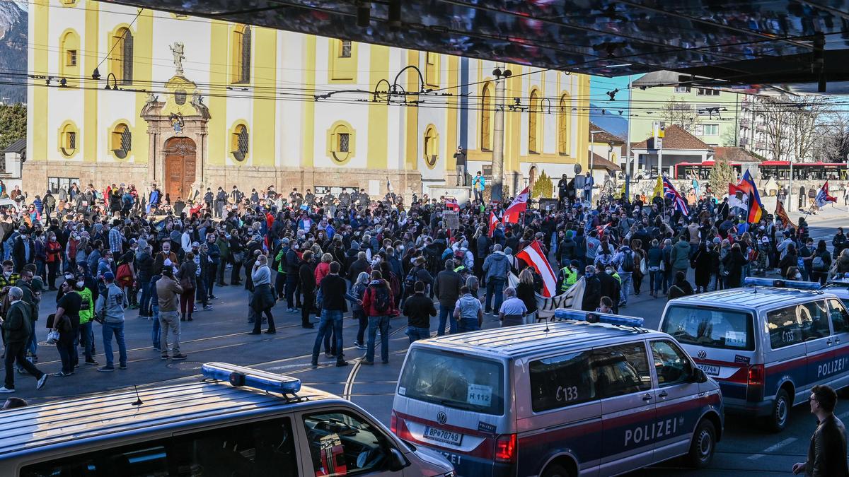 Hunderte Personen nahmen im Februar 2021 an einer  Corona-Demo in Innsbruck teil.