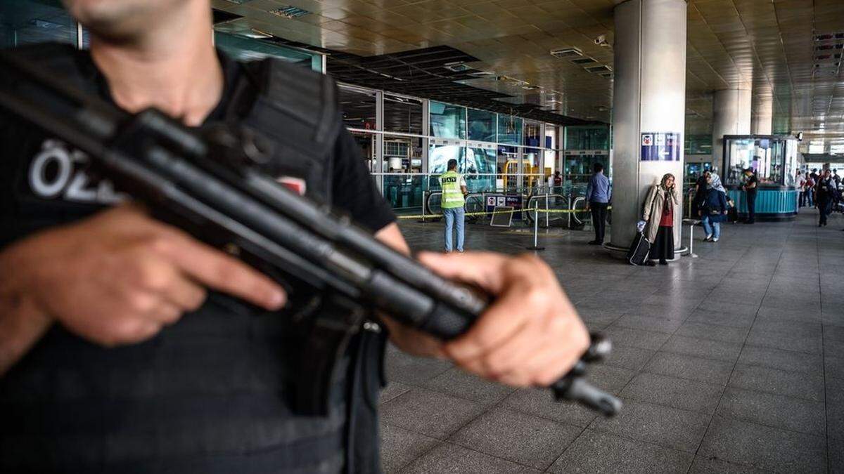 Nach dem Anschlag islamistischer Extremisten auf den Istanbuler Flughafen will die EU dafür sorgen, dass Terroristen in Europa schwerer an Geld kommen