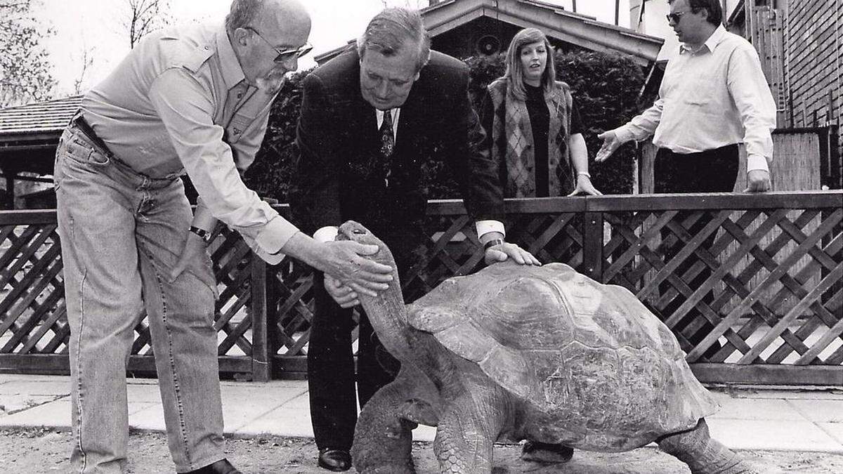 Schildkröte Poldi mit Friedrich Happ und seinem ersten Paten, Leopold &quot;Poldi&quot; Guggenberger