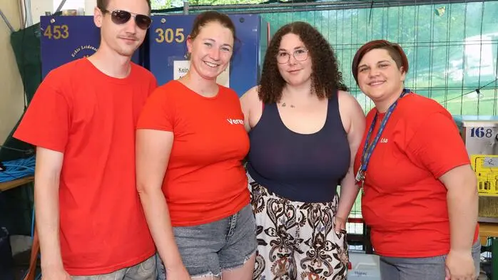 Die Brauchtumsgruppe Steindorf mit  der Obfrau Lisa-Marie Planer 4. von links.