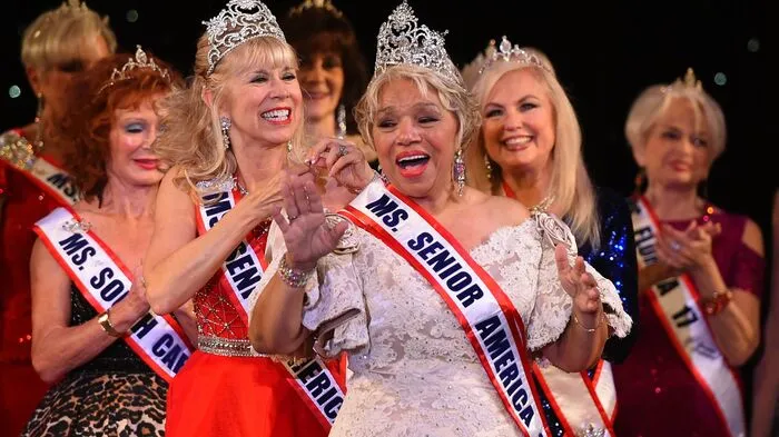 "Das ist unsere Zeit der Eleganz", sagte die frisch gekrönte Ms Senior America 2017, die ein cremefarbenes Spitzenkleid trug.