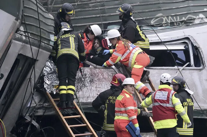 Der voll besetzte Zug war von der lombardischen Stadt Cremona in Richtung Mailand unterwegs und hätte am Mailänder Bahnhof Lambrate eintreffen sollen, als er gegen 7.00 Uhr zwischen den Ortschaften Pioltello und Segrate entgleiste.