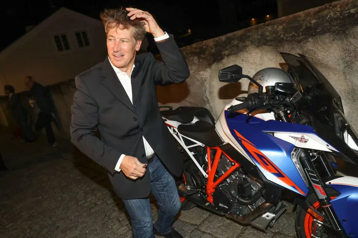 Angerauscht kam der "Jedermann", wie schon im Vorjahr, mit dem Motorrad.
