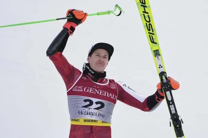 Austria's Raphael Haaser celebrates winning the gold medal in a men's giant slalom, at the Alpine Ski World Championships, in Saalbach-Hinterglemm, Austria, Friday, Feb. 14, 2025. (AP Photo/Giovanni Auletta)