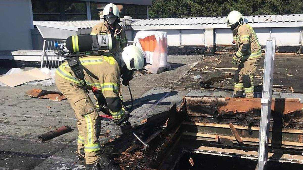 Flüssiggas-Flaschen waren am Dach gelagert. Schlimmeres konnte zum Glück verhindert werden